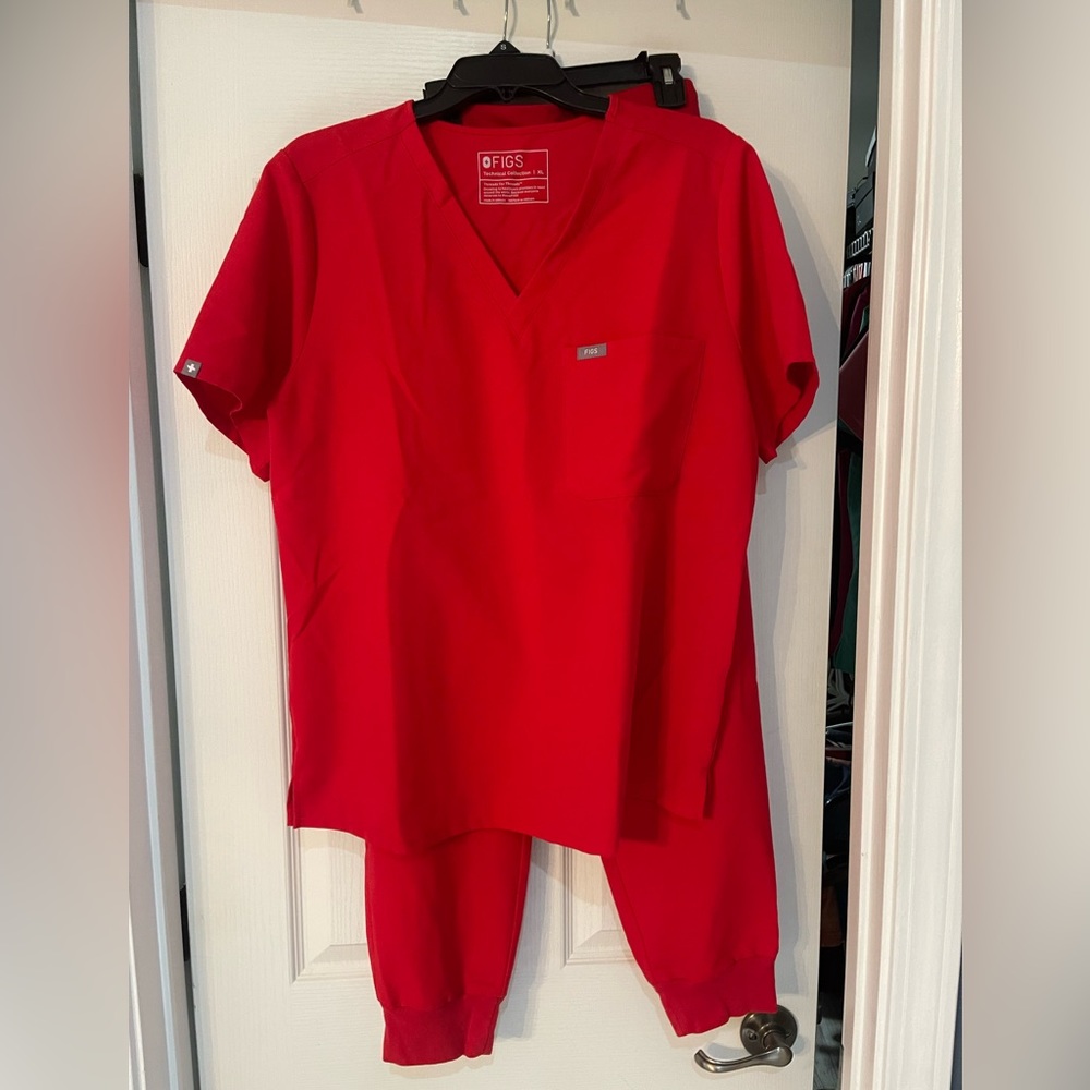Figs gently used Red XL top with jogger bottoms.  (Bottoms are XL P)